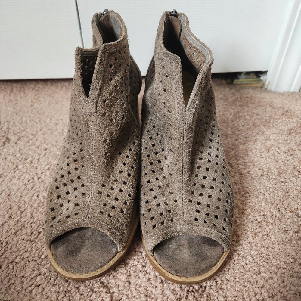Dirty Laundry Light Brown/Gray Perforated Heeled Peep Toe Sandals Shoes - Size 8